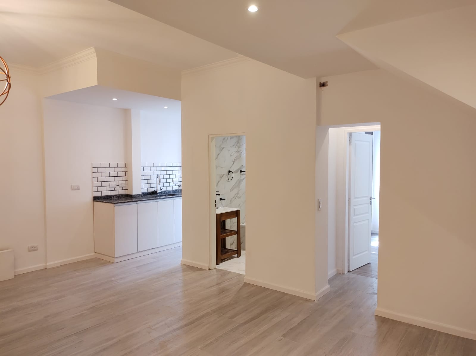 Living con puertas a diferentes ambientes