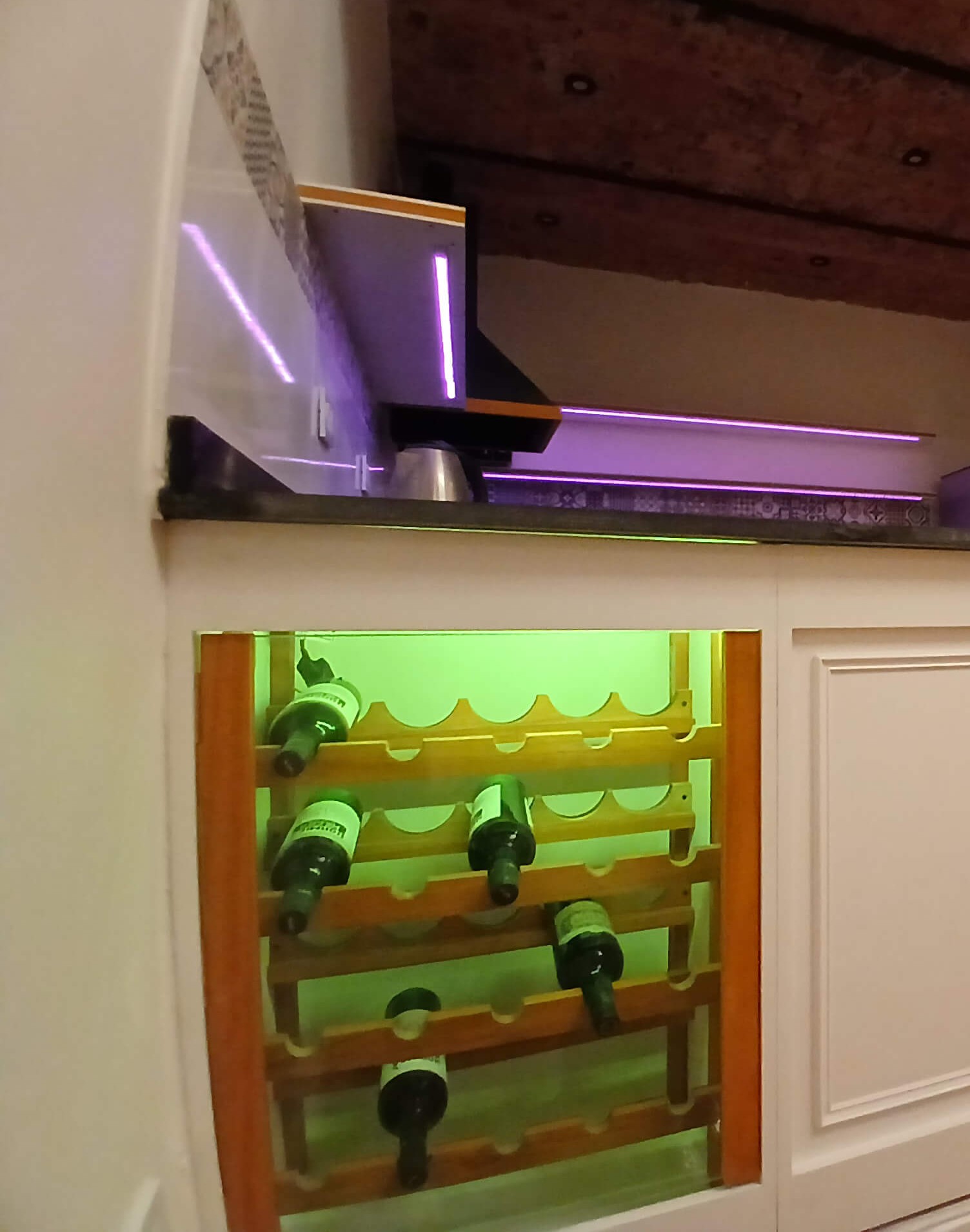 Bodega integrada a mueble de cocina.