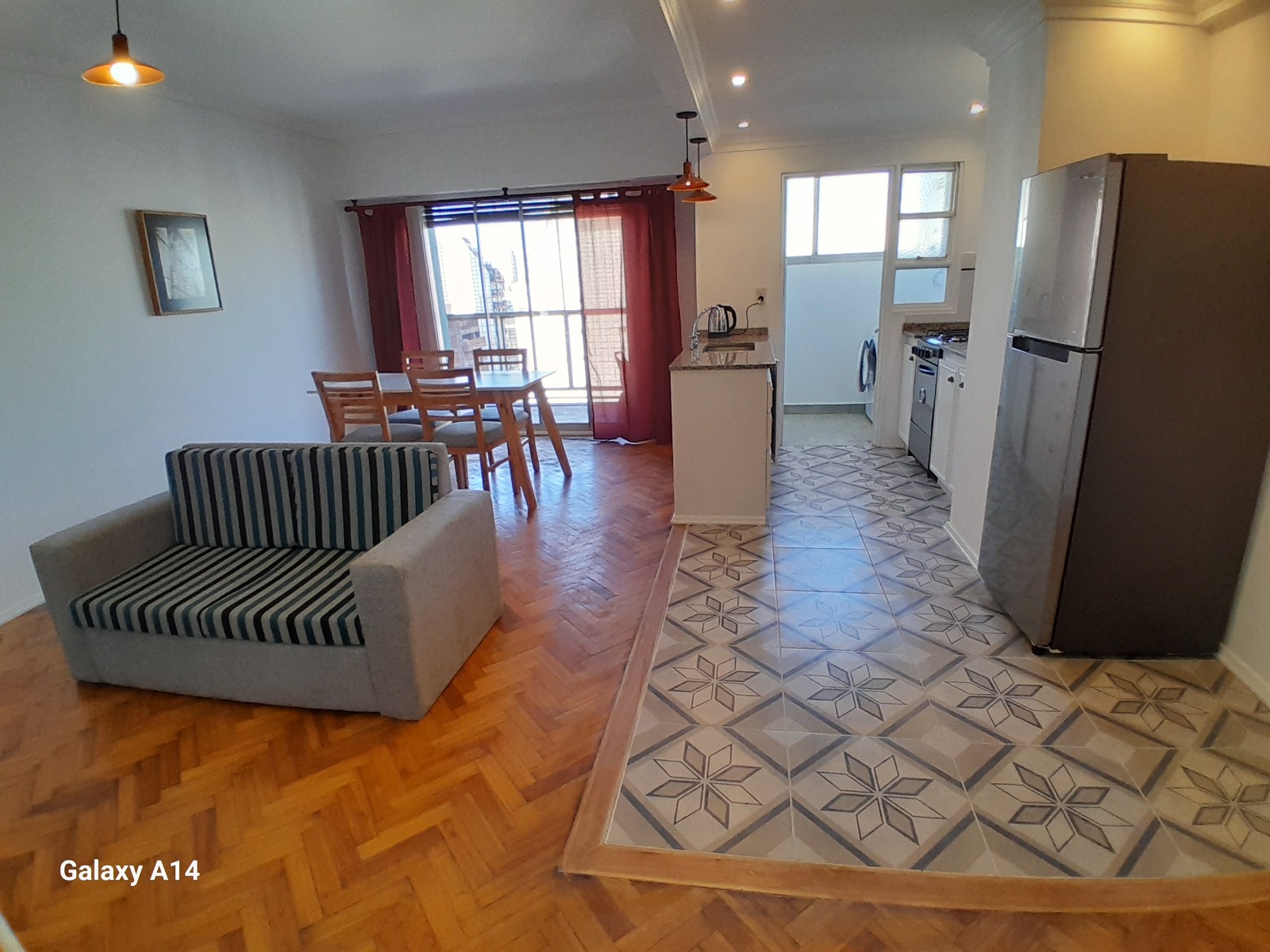 Departamente con cocina-living integrados.