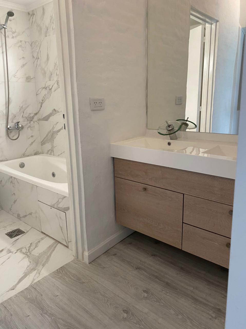 Vanitory y baño remodelados.