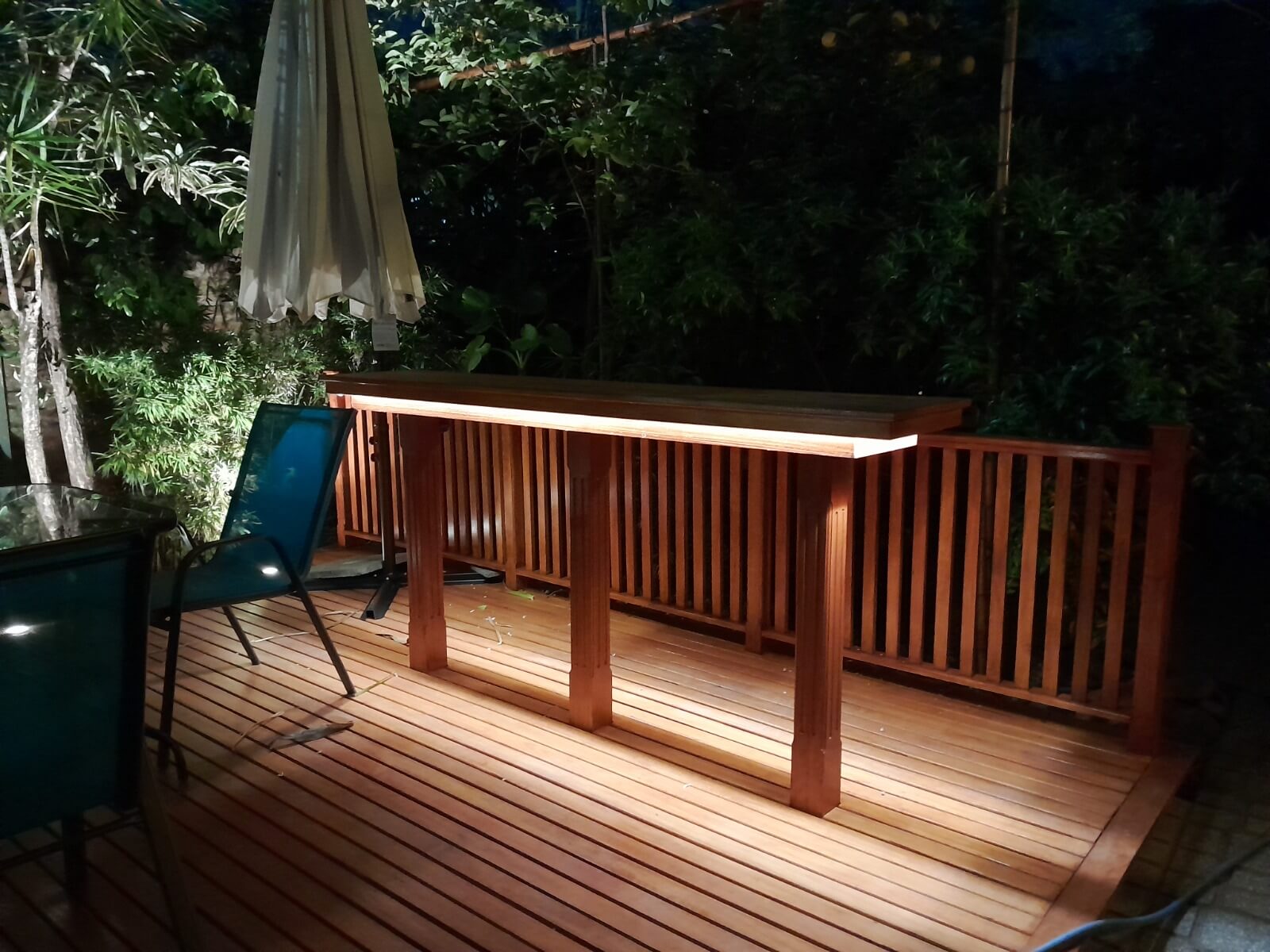 Barra de deck de madera iluminada.