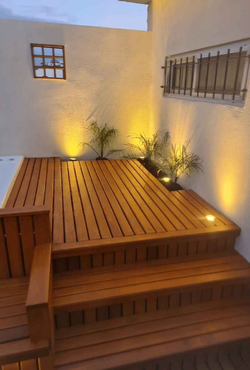Escalera en deck de madera con luces..