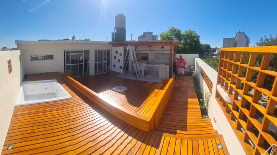 Terraza con deck y pergola de madera con parrilla y horno de barro