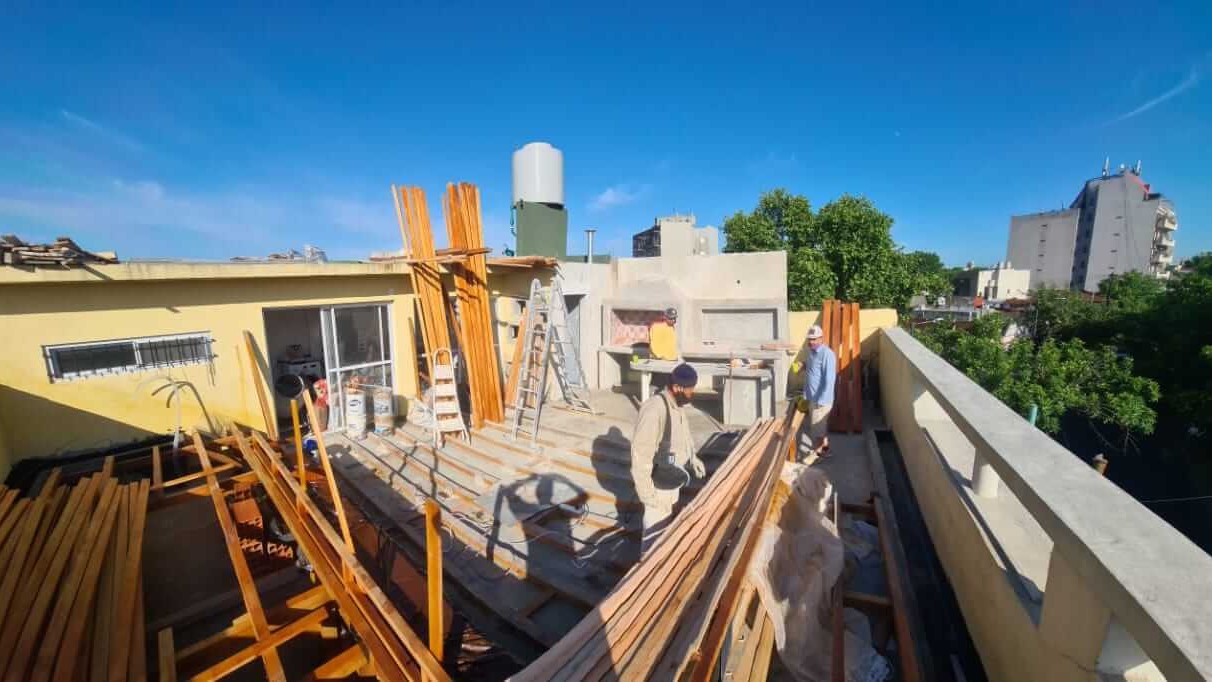 Construccion de deck de madera en terraza.