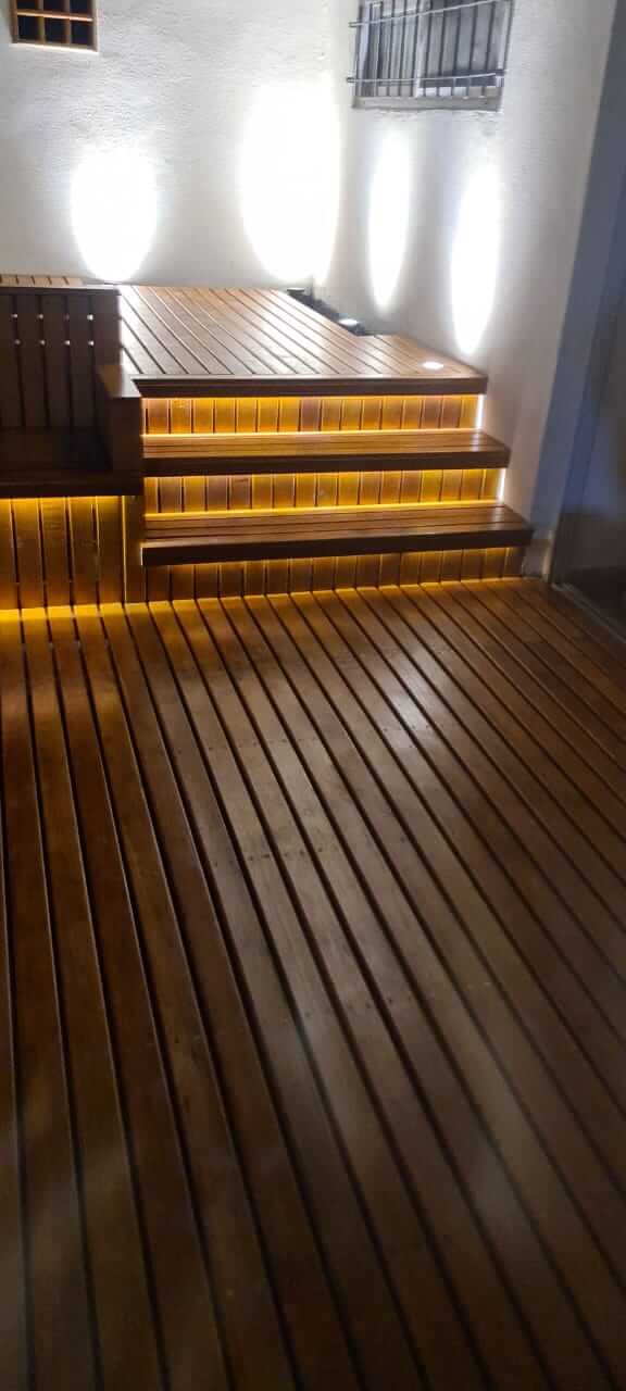 Escalera de deck de madera con iluminación.