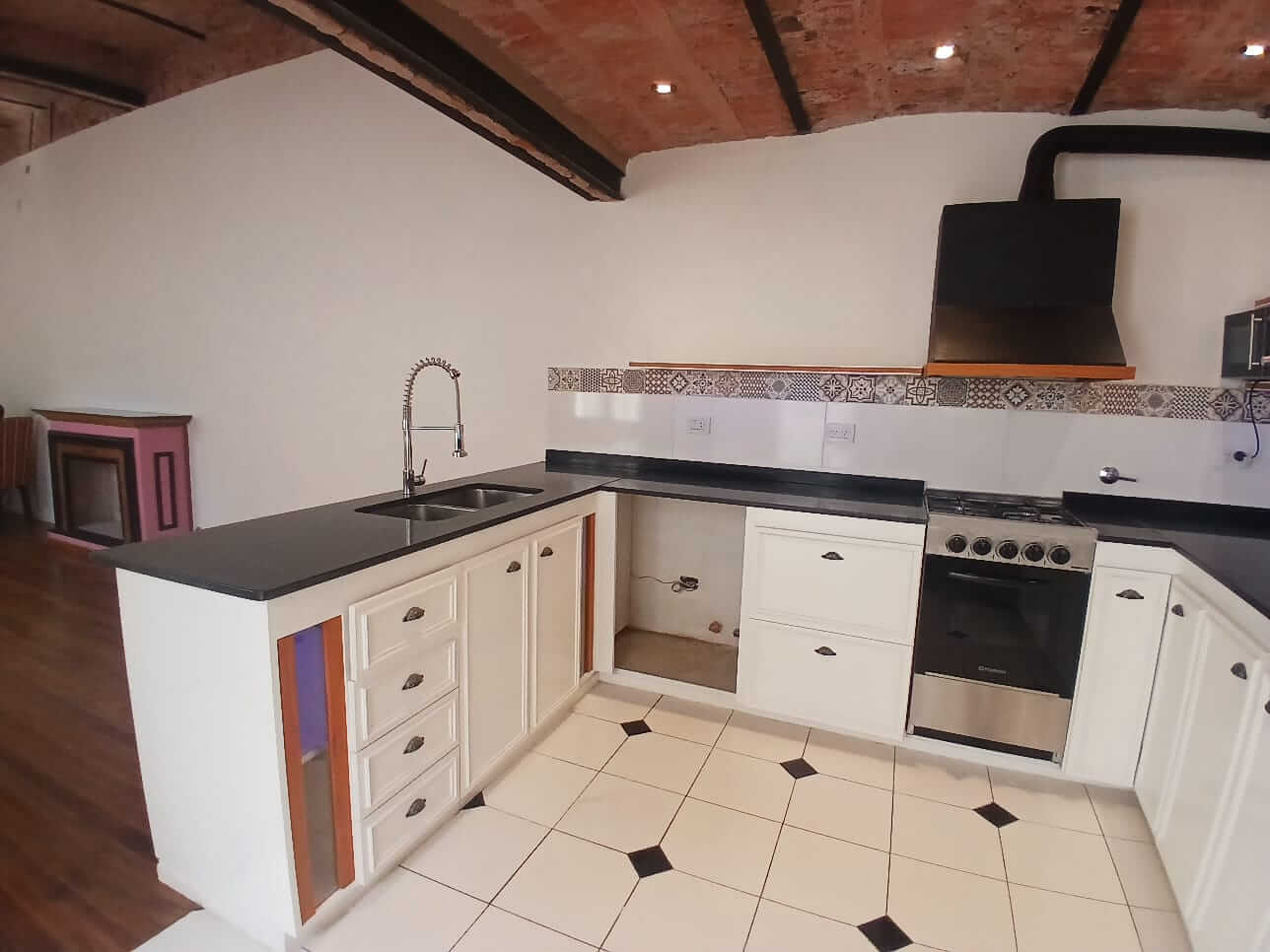 Cocina con mueble de cocina a medida.