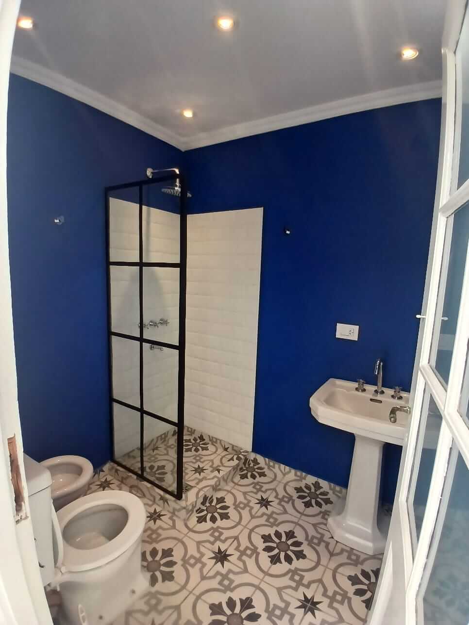 baño azul