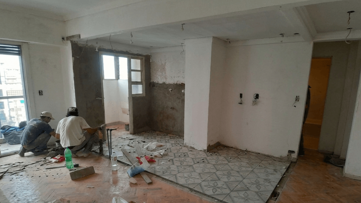 Remodelación en proceso de colocar nuevo piso y unificar ambientes.