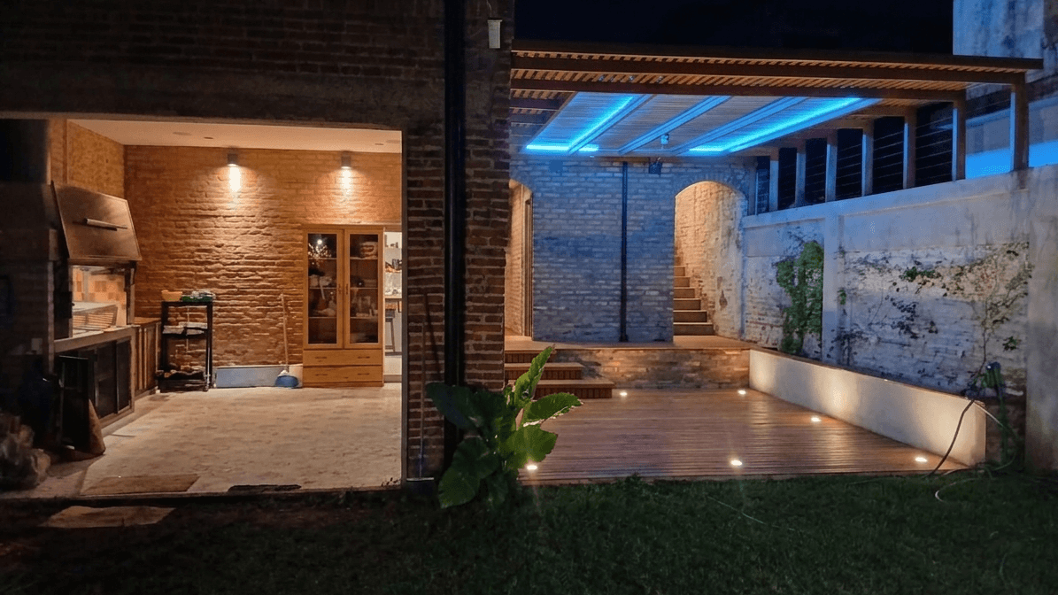 Quincho remodelado con cava subterranea y deck de madera.