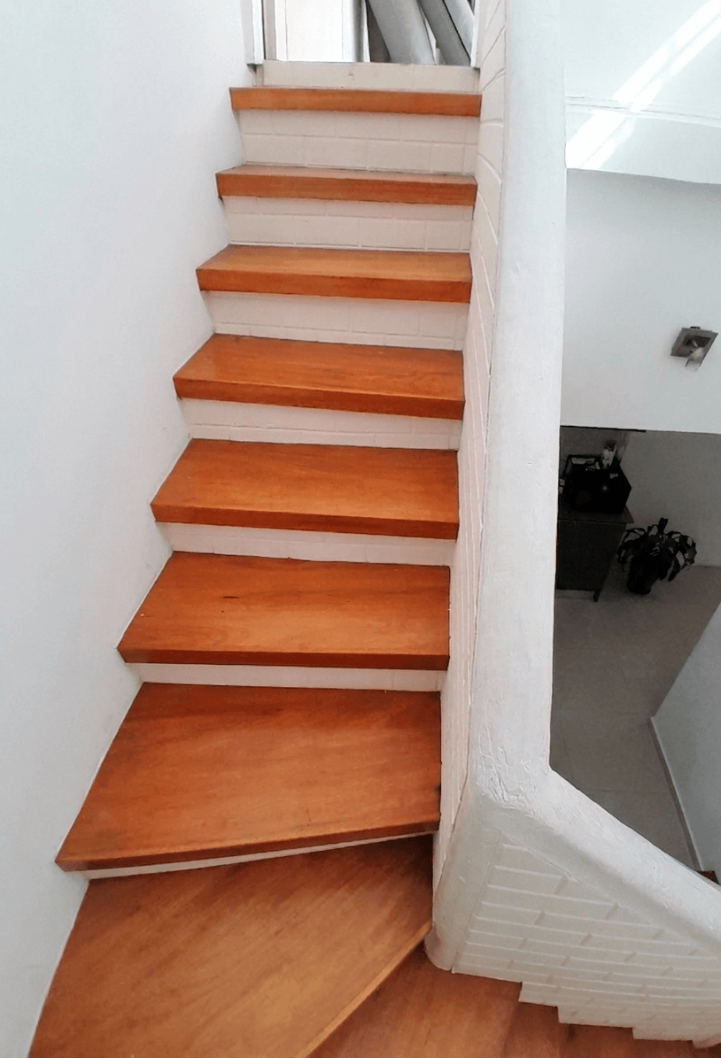 Escalera con escalones de madera a medida.