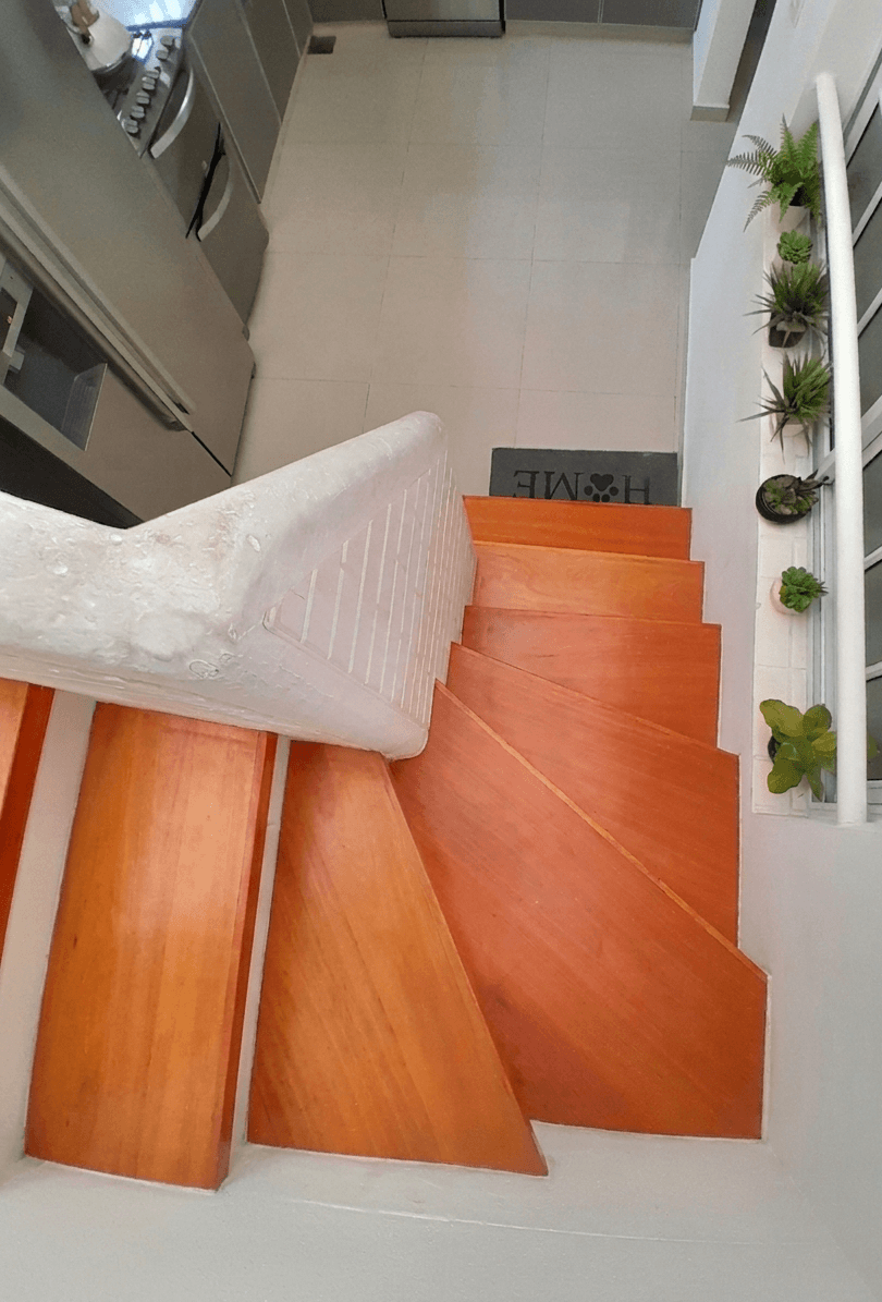 Escalera con escalones de madera hechos a medida.